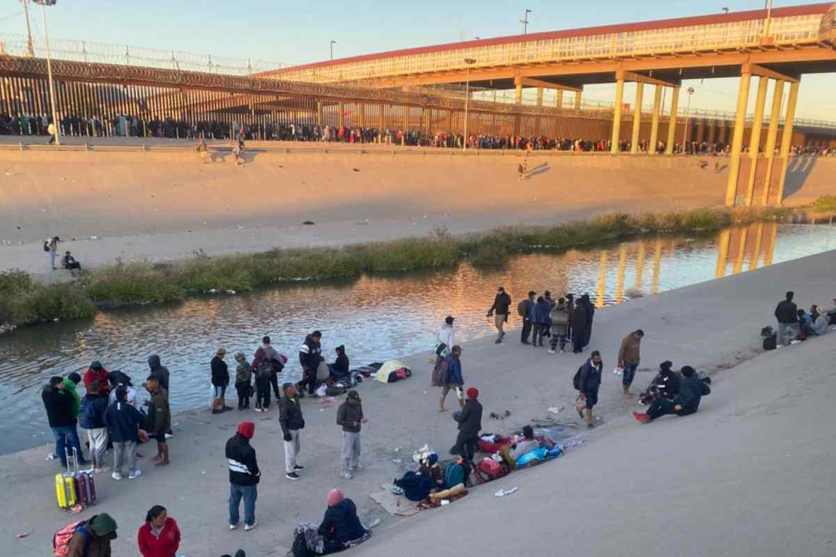 Migrantes venezolanos esperan frente al río grande para cruzar a territorio estadounidense, el miércoles 21 de diciembre de 2022. | Foto: Salomé Ramírez / Voz de América