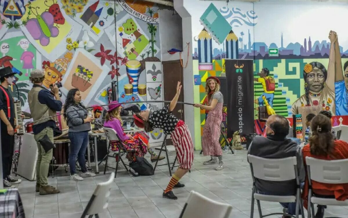 Emergency Circus alegra los días de los niños migrantes en Tijuana. | Foto: López-Doriga Digital.