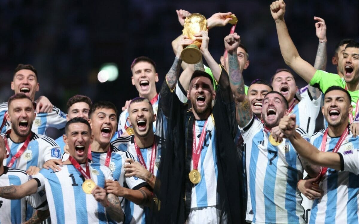 Lionel Messi logró conseguir su primera Copa del Mundo en el Mundial de Qatar 2022. | Foto: @EmiAtlantico / Twitter.