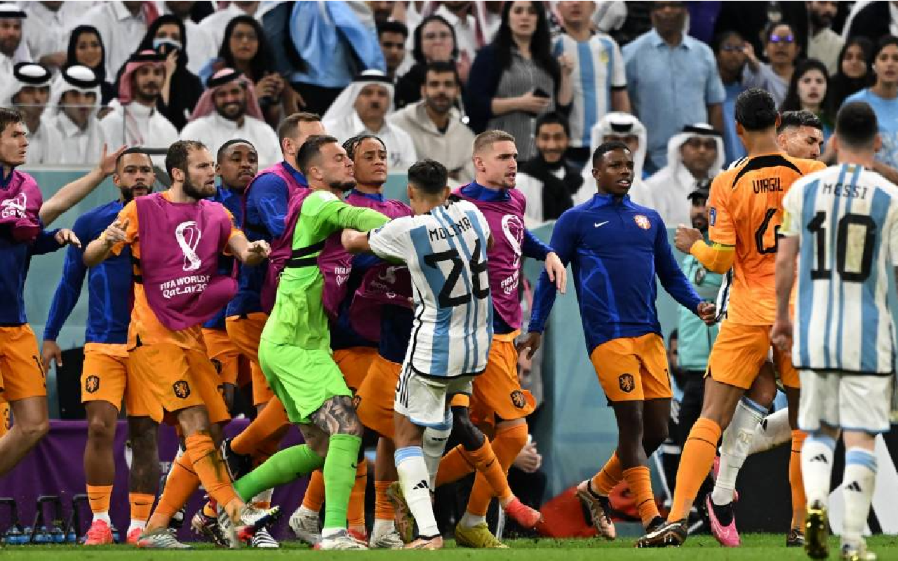 Se desató una pelea entre los jugadores de Argentina y Países Bajos durante la segunda mitad de los tiempos extra en el Mundial de Qatar 2022. | Foto: Diario Cali.