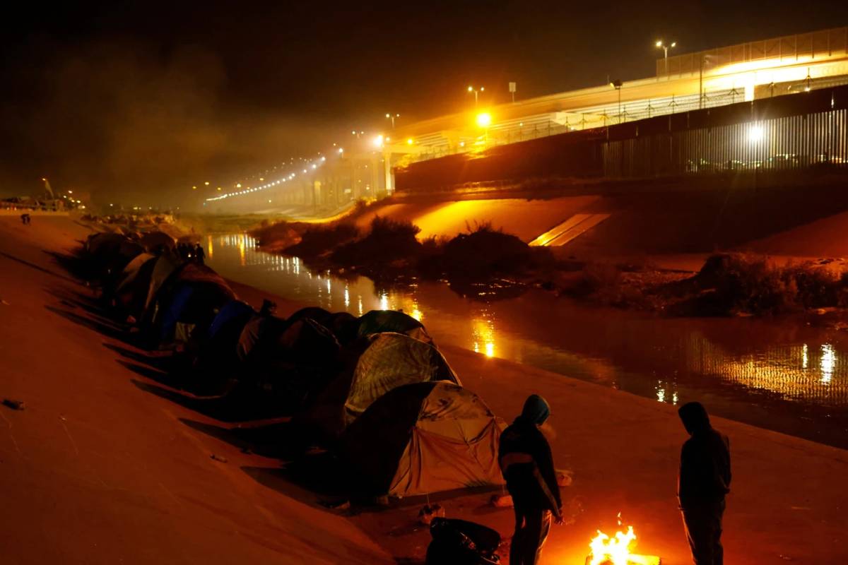 Migrantes venezolanos aguardan para cruzar a Estados Unidos en la ribera del Río Bravo | Foto: Reuters / Voz de América