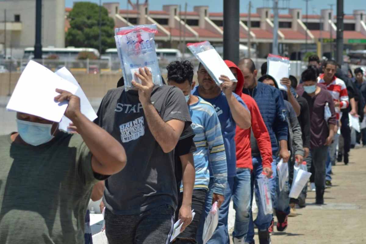 Para solicitar asilo en Estados Unidos bajo el parole para venezolanos es necesario no haber sido expulsado de EE.UU. y no estar en México de forma irregular | Foto: Voz de América / AP