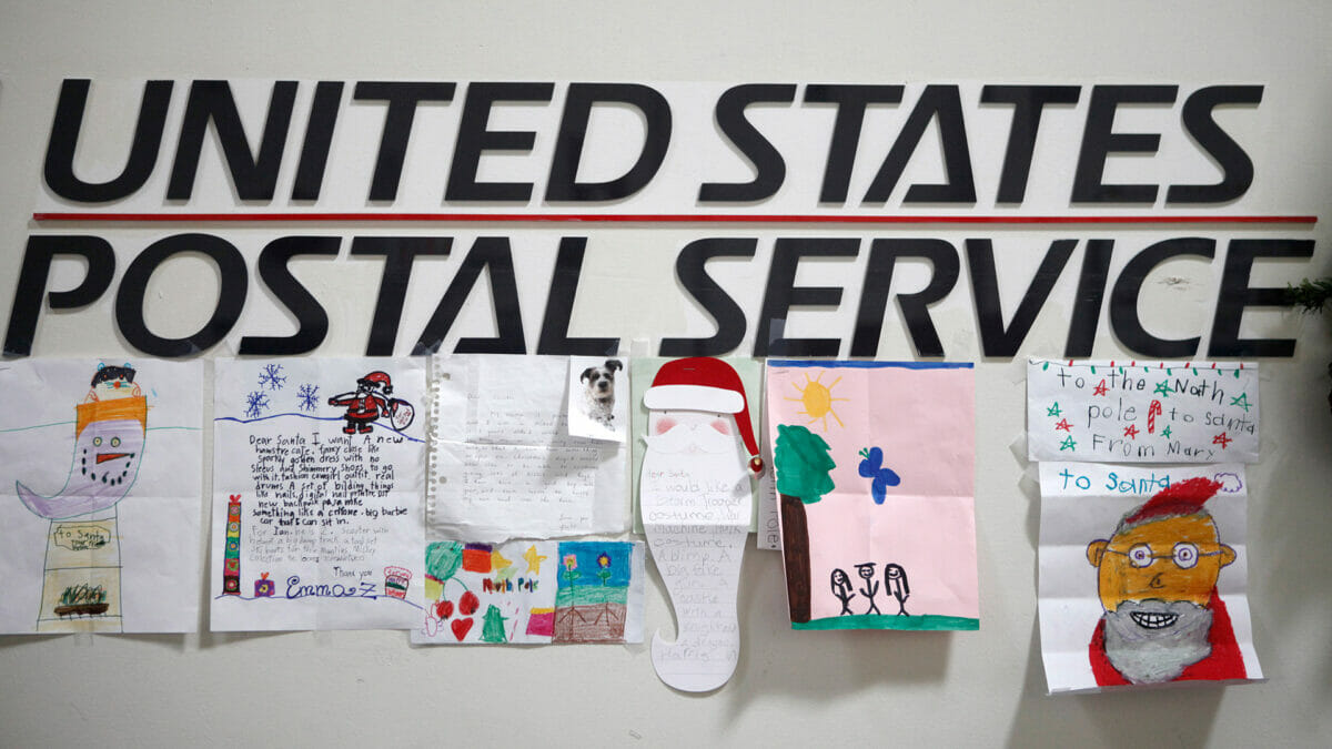 Operación Santa del Servicio Postal de USA busca “elfos” para repartir juguetes a los niños.