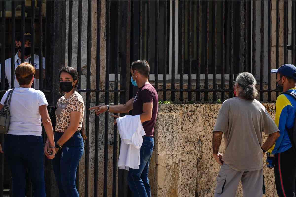 La embajada de Estados Unidos en Cuba funcionó con personal mínimo desde su cierre en septiembre de 2017 hasta su reapertura parcial el 3 de mayo de 2022. | Foto: AP / Voz de América