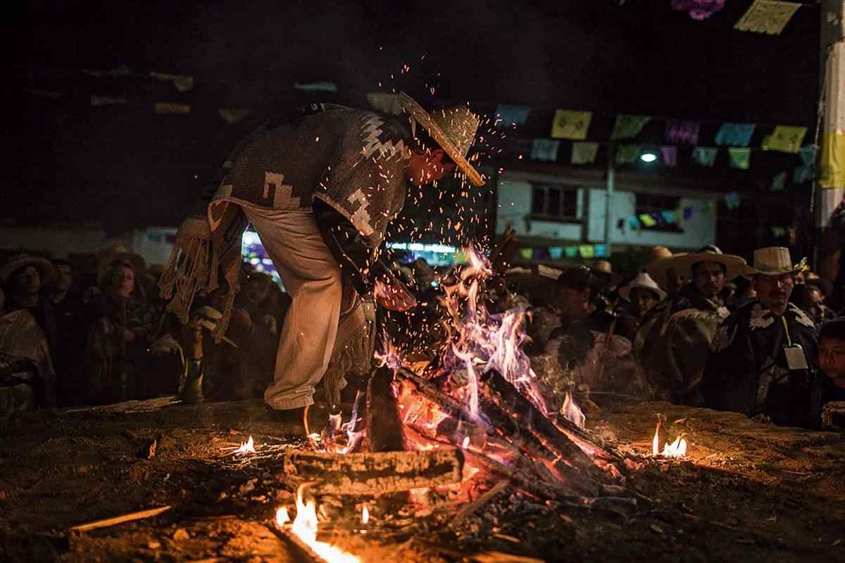 Fiesta del año nuevo purépecha: La caminata del Fuego. | Foto: México Desconocido.