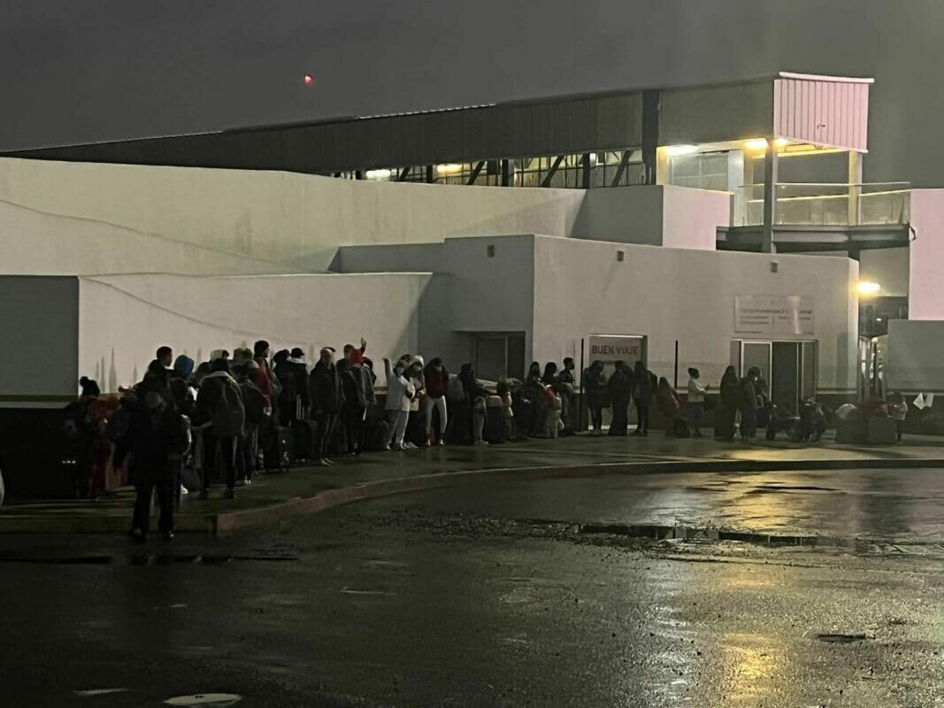 Migrantes en Tijuana cruzan bajo excepción al Título 42