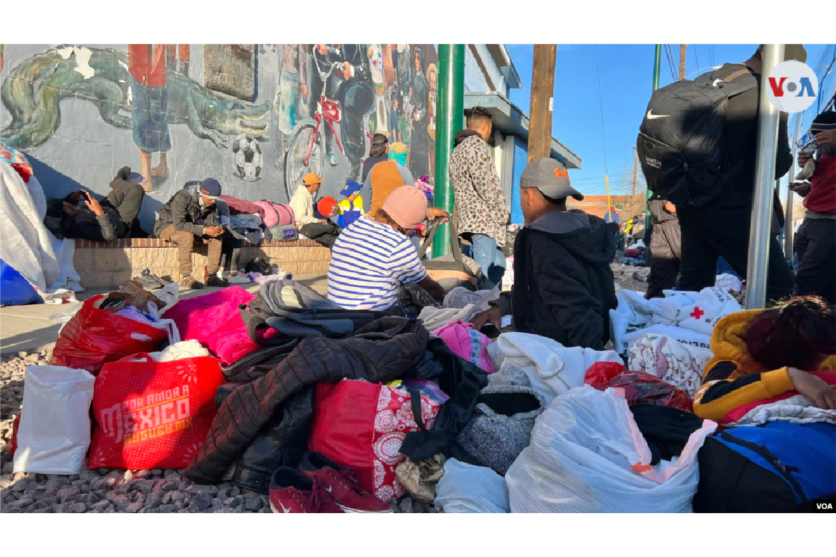 Los migrantes se protegen del frío con las prendas donadas por las organizaciones. | Foto: Voz de América.