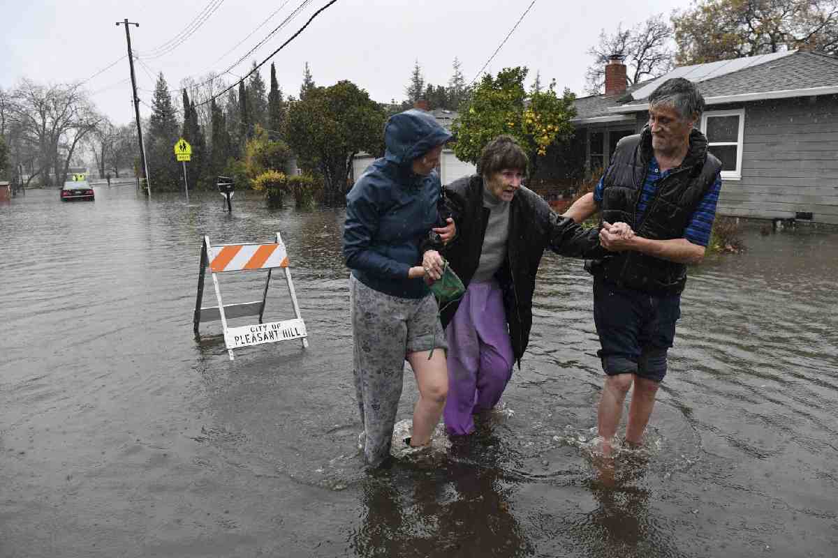 Después de las inundaciones en California, todavía es necesario realizar algunas acciones para mantenerse a salvo. | Foto: Los Ángeles Times.