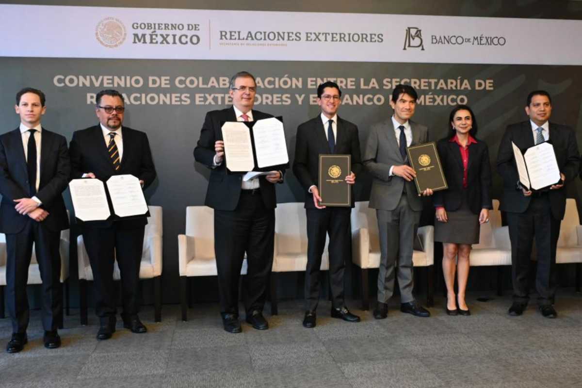 La SRE y Banxico firman acuerdo para aceptar pasaportes y matrículas consulares para transacciones bancarias. | Foto: Gobierno de México.