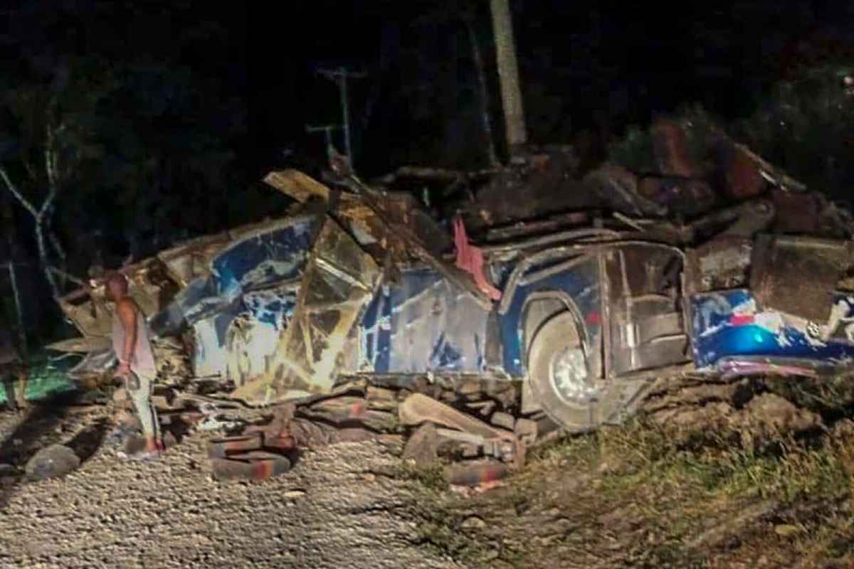 El autobús accidentado trasladaba a autobús que transportaba a más de 60 migrantes y cayó por un acantilado | Foto: AFP / Voz de América