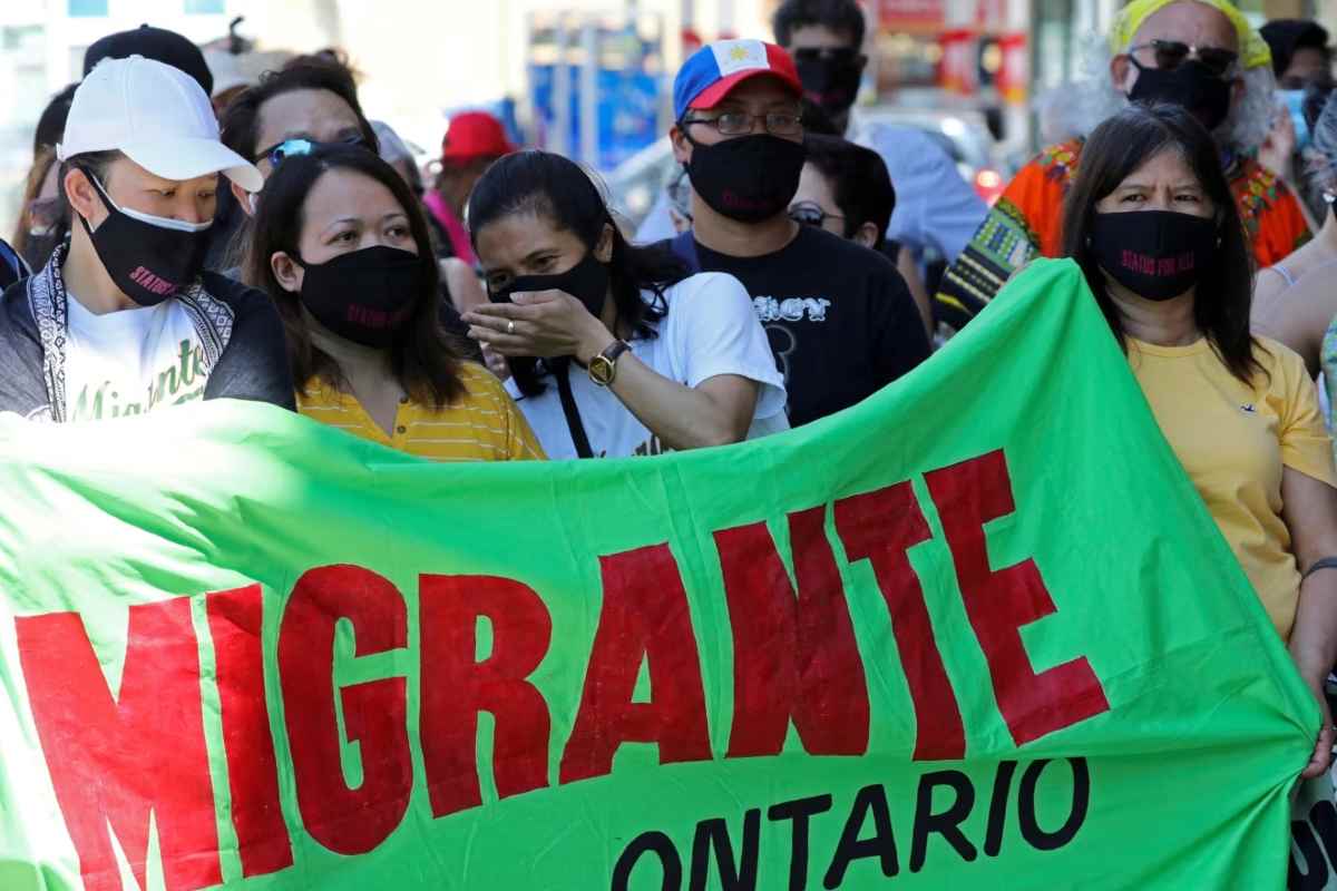 Migrantes, refugiados, trabajadores indocumentados y sus simpatizantes se manifiestan frente a la oficina del Ministro de Inmigración de Canadá. | Foto: Reuters / Voz de América