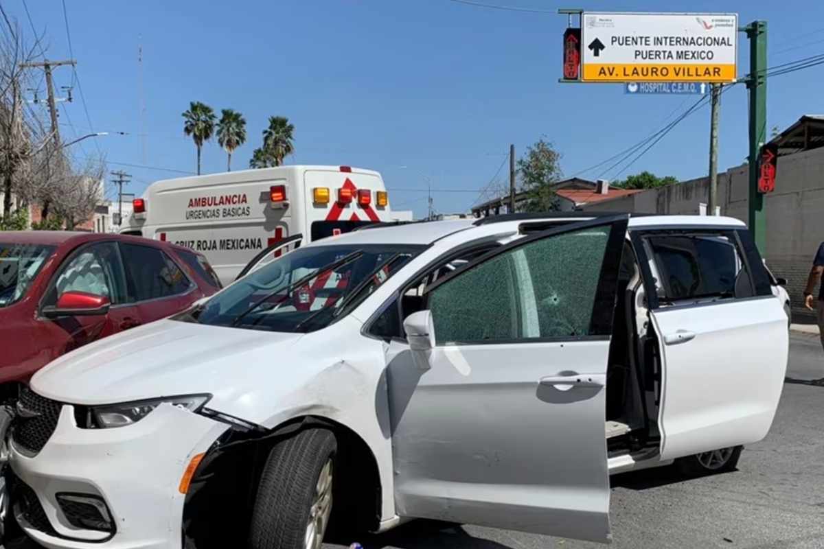 Un miembro de las fuerzas de seguridad mexicanas junto a una minivan blanca con placas de Carolina del Norte y varios agujeros de bala, en la escena del crimen donde hombres armados secuestraron a cuatro ciudadanos estadounidenses | Foto: AP / Voz de América