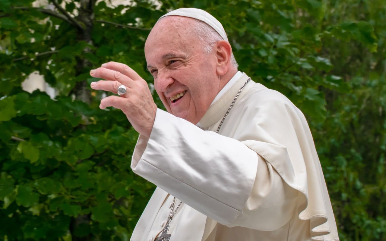 Durante la mañana de hoy el Papa Francisco leyó el periódico y retomó algunas de sus labores. Foto: depositphotos.