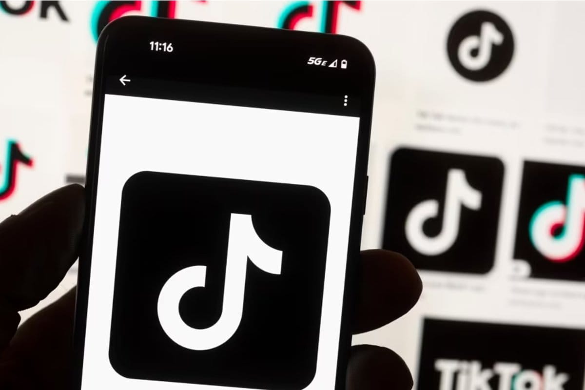 Tiktok enviará mensajes semanalmente a los adolescentes con un conteo del uso que le dieron a la aplicación | Foto: AP / Voz de América