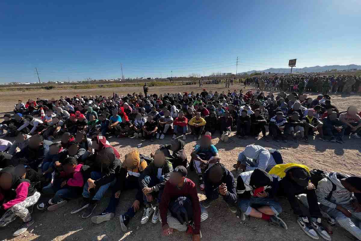 Cientos de migrantes en Ciudad Juárez acudieron a la frontera para poder llegar a Estados Unidos. | Foto: @USBPChiefEPT