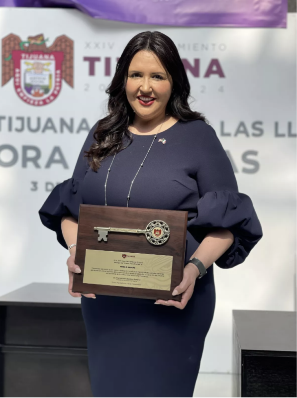 Nora Vargas recibe las llaves de Tijuana. | Foto: Oficina de la supervisora Nora Vargas