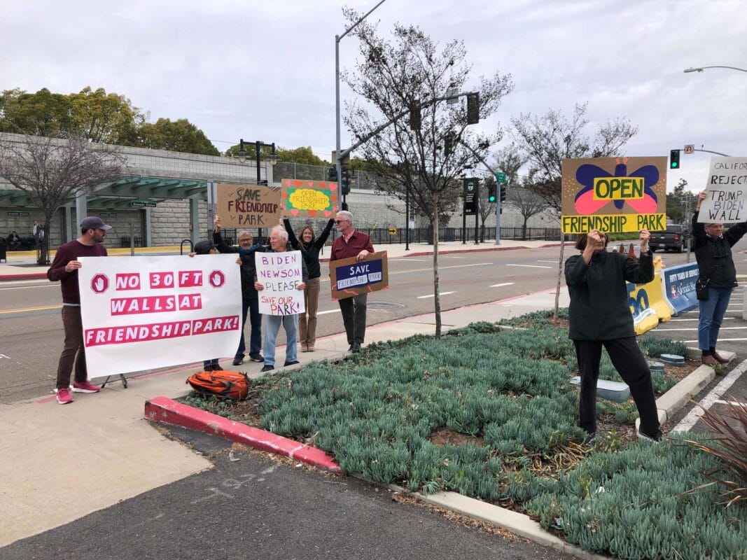 Protestan frente a gobernador de California; piden alto al muro en SD