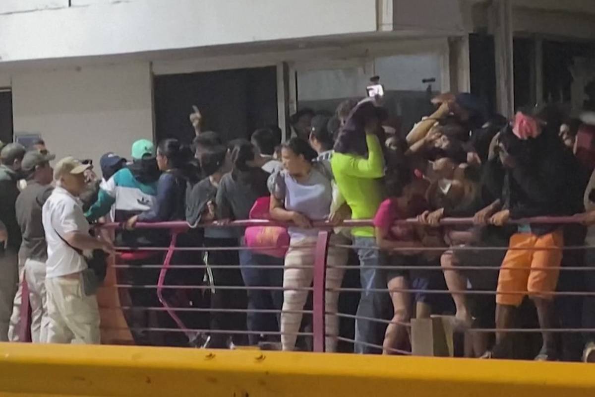 Estampida de migrantes venezolanos intentaron entrar a la fuerza a EE.UU. | Foto: Captura de video de @dw_espanol / Twitter.