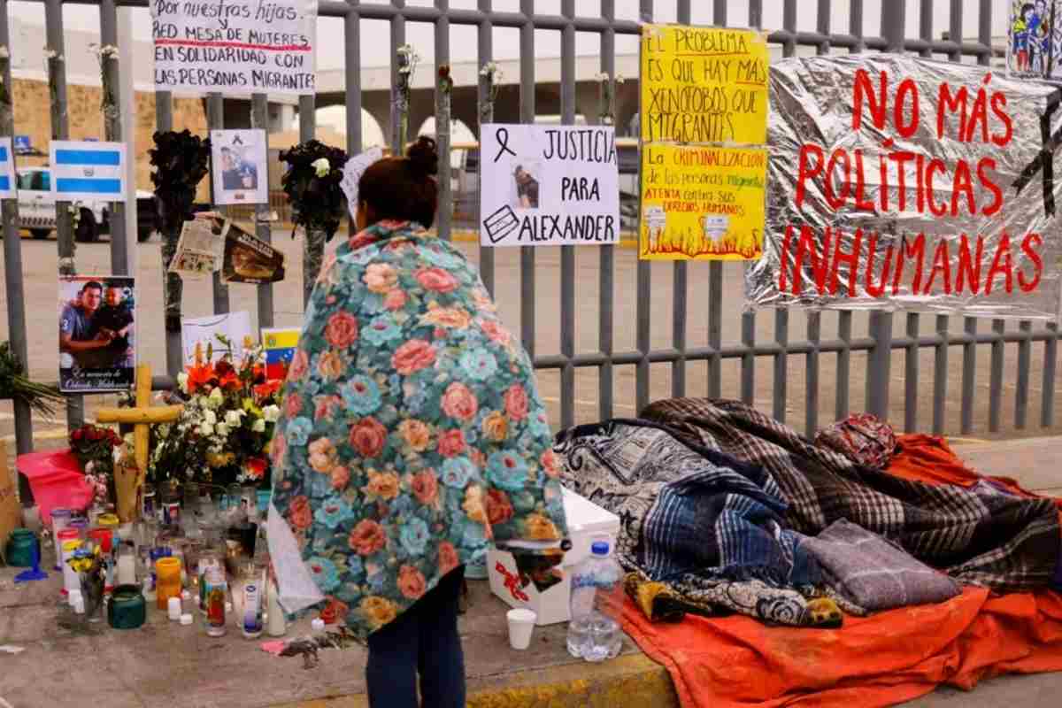 Varios migrantes durmieron a las afueras de la estación migratoria del INM en Ciudad Juárez. | Foto: Voz de América.