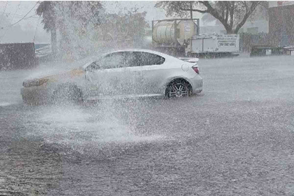 Lluvias históricas inundan el sur de Florida y provocan el cierre de escuelas, del aeropuerto y del servicio ferroviario de alta velocidad. | Foto: Voz de América.