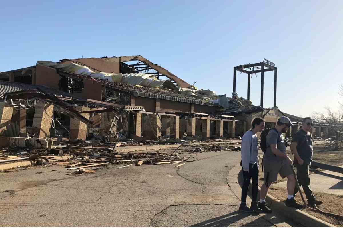 Una escuela secundaria Wynne quedó destruida tras el paso de los tornados que azotaron a Estados Unidos el viernes. | Foto: Voz de América.