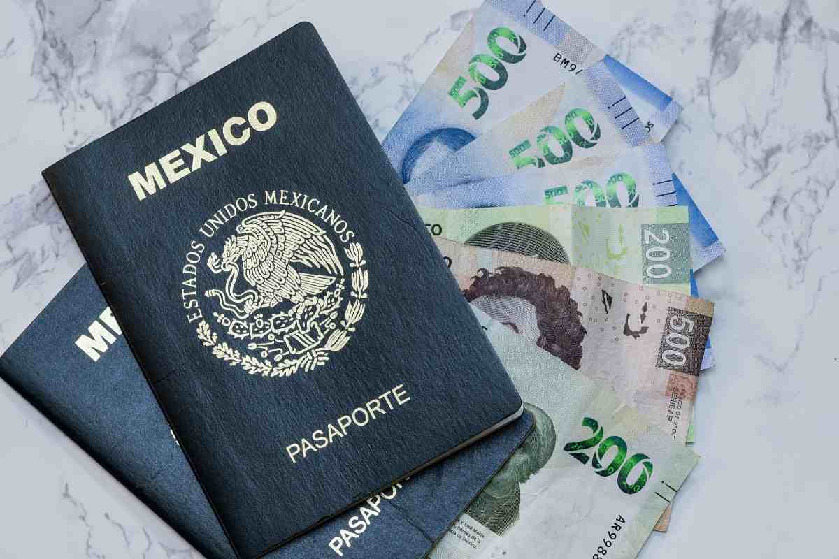 En ocasiones, el contar con dos pasaportes puede aumentar la revisión de seguridad cuando cruzas la frontera. | Foto: Imagen de archivo de Depositphotos