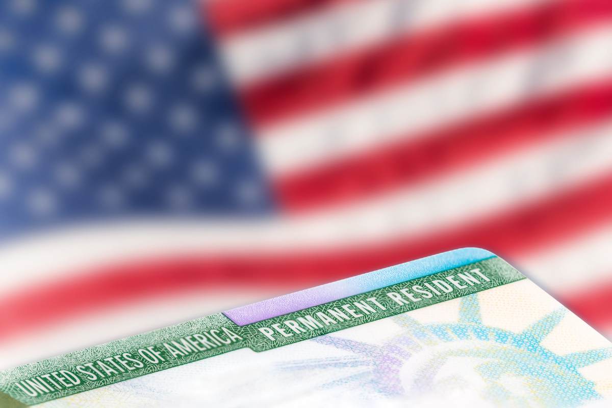 Aunque no es lo mismo ser residente permanente que ciudadano, tener una Green Card tiene varios beneficios | Foto: Imagen de archivo de Depositphotos