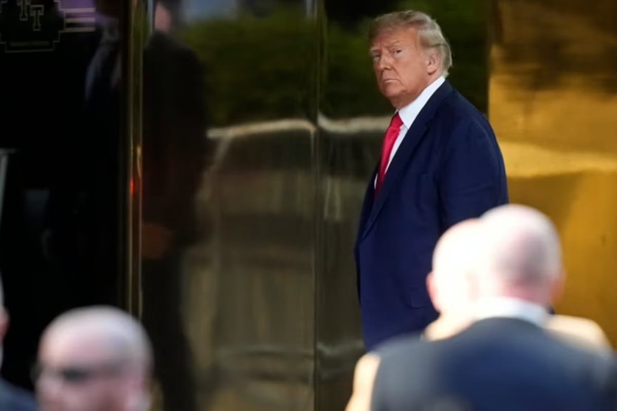 Esta fue la cara del expresidente Donald Trump al llegar a la Torre Trump el lunes 3 de abril de 2023. | Foto: Voz de América / AP
