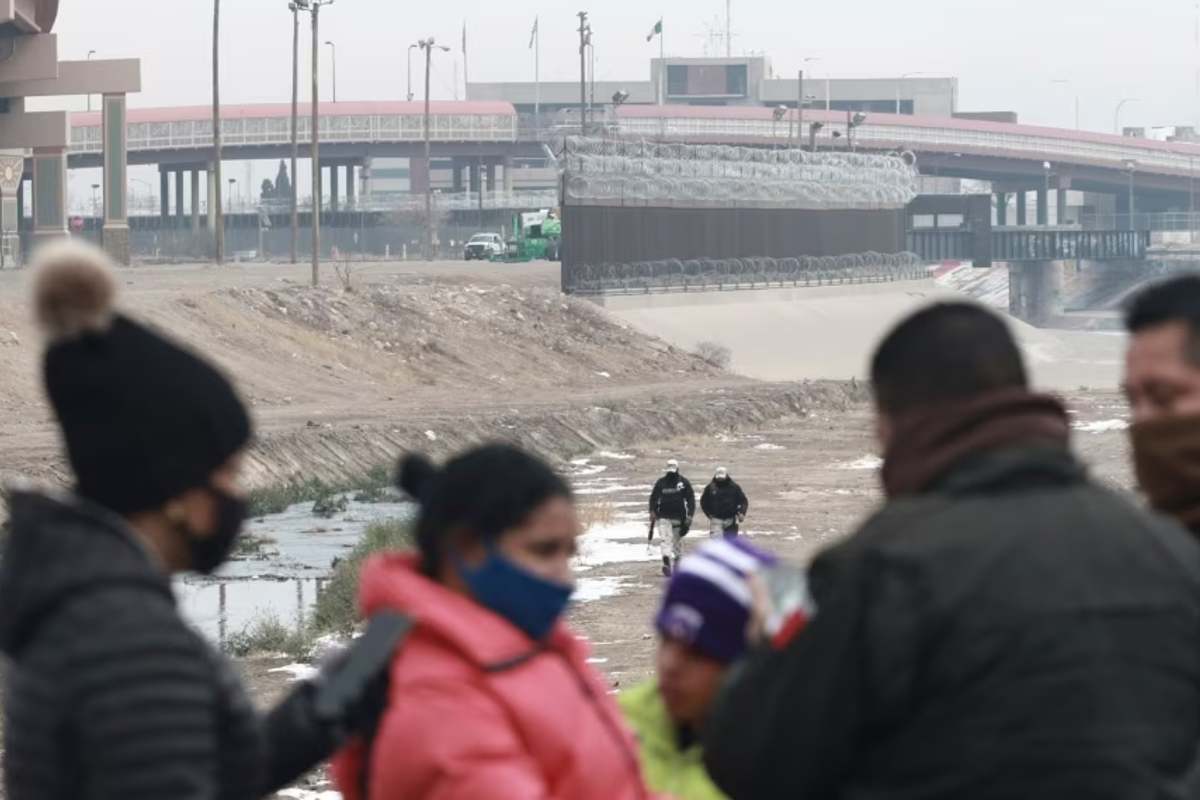 Para poder solicitar este parole, las personas migrantes deben tener un patrocinador que sea ciudadano o residente permanente en Estados Unidos | Foto: AP / Voz de América