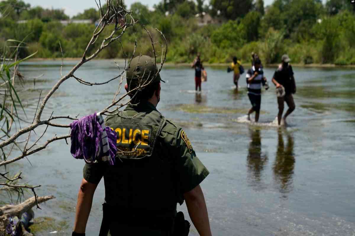 Detenciones, bloqueos y recorridos, así impide Texas el paso de los migrantes | Foto: Voz de América