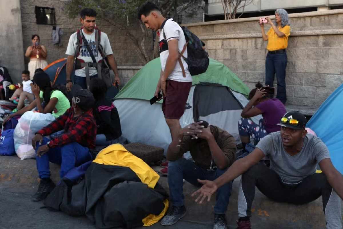 Autoridades en Cd. Juárez en México desalojaron un campamento de migrantes. | Foto: Voz de América.