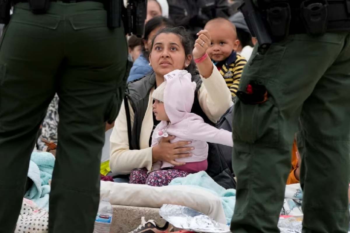 Aunque el Título 42 haya terminado, los centros de detención de la CBP siguen por encima de sus límites. | Foto: Voz de América.