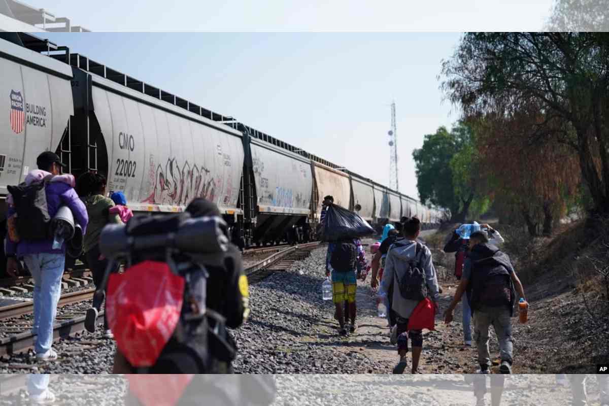 Cientos de migrantes cruzan la frontera sur de México con el tal de llegar a Estados Unidos y conseguir una cita para solicitar asilo ahora que terminó el Título 42. | Foto: Voz de América.