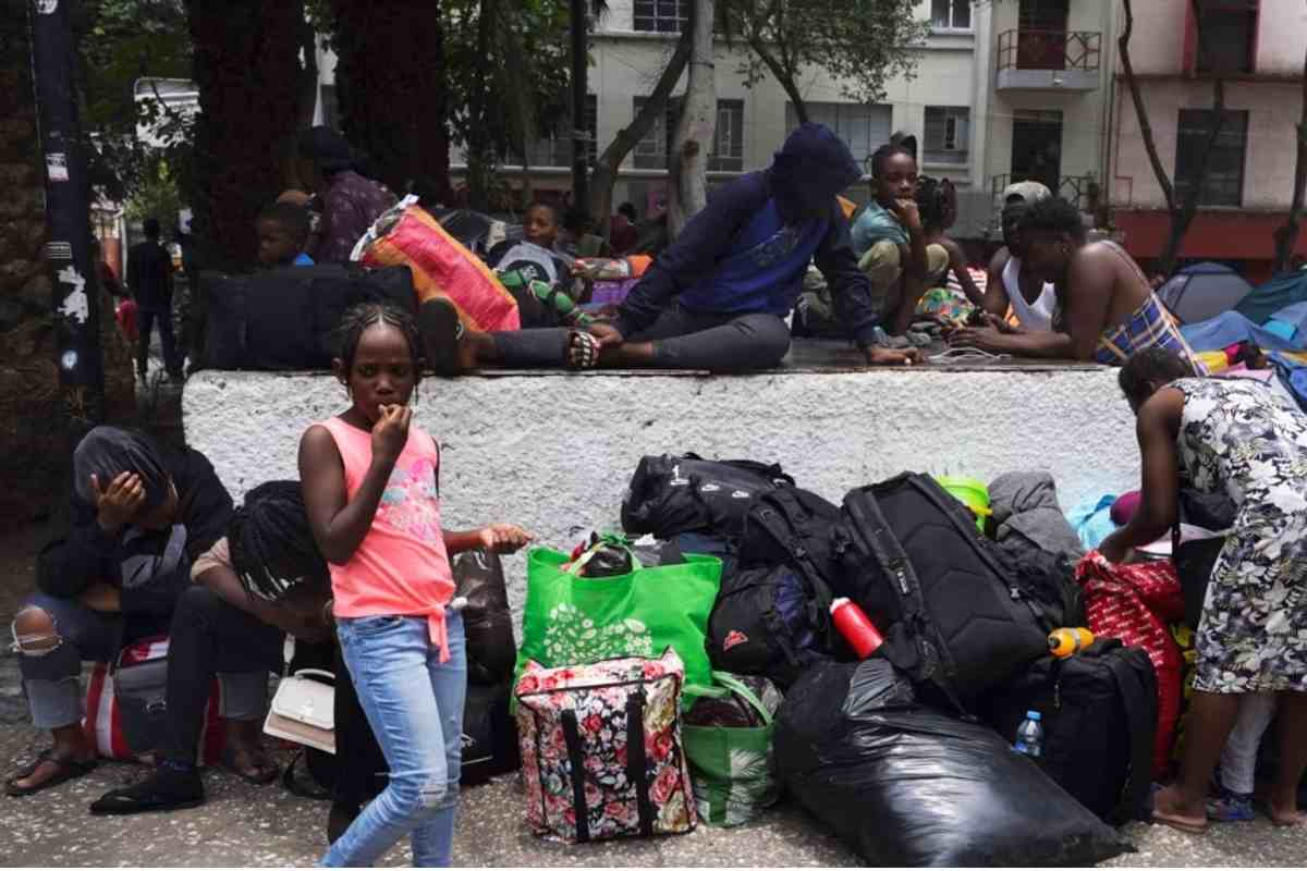 Migrantes desalojados de la Plaza Giordano Bruno en CDMX. | Foto: Voz de América.