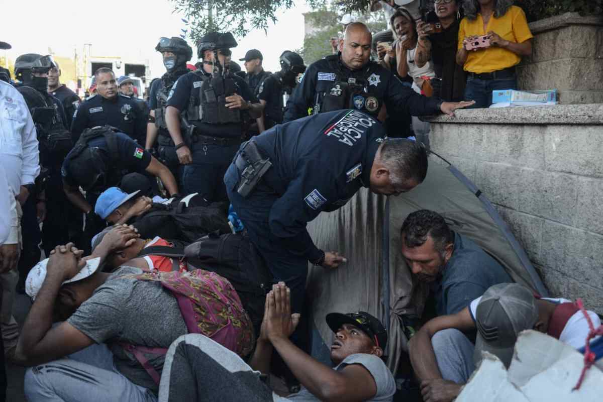 Algunos migrantes dijeron que la policía tomó sus celulares durante el desalojo | Foto: @LaVerdadJz Twitter
