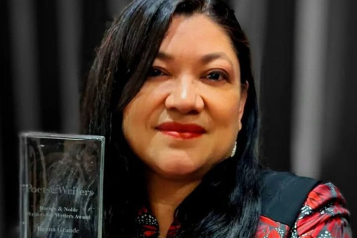 Reyna Grande recibió el American Book Award dos veces | Foto: writerreynagrande instagram