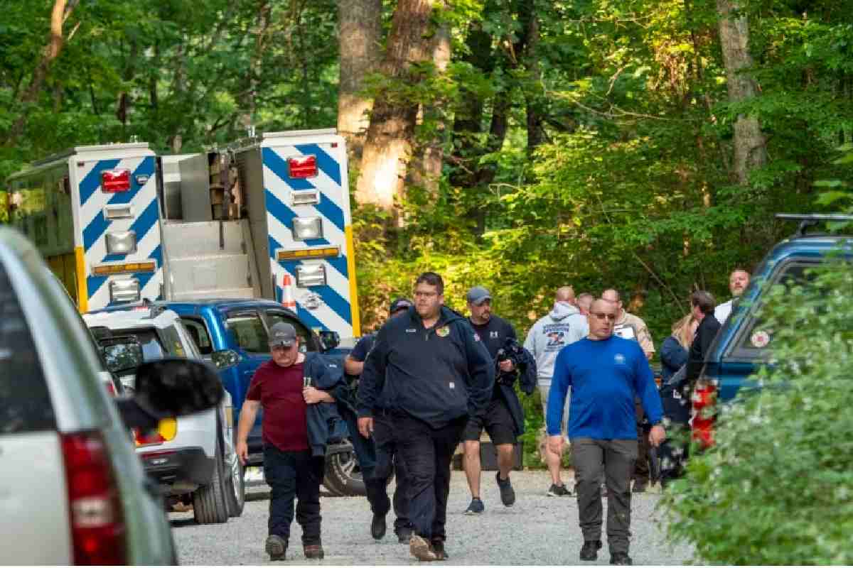 Equipos de búsqueda y rescate abandonan el puesto de comando en St. Mary's Wilderness en ruta hacia Blue Ridge Parkway para buscar el avión que se estrelló en Virginia. | Foto: Voz de América.