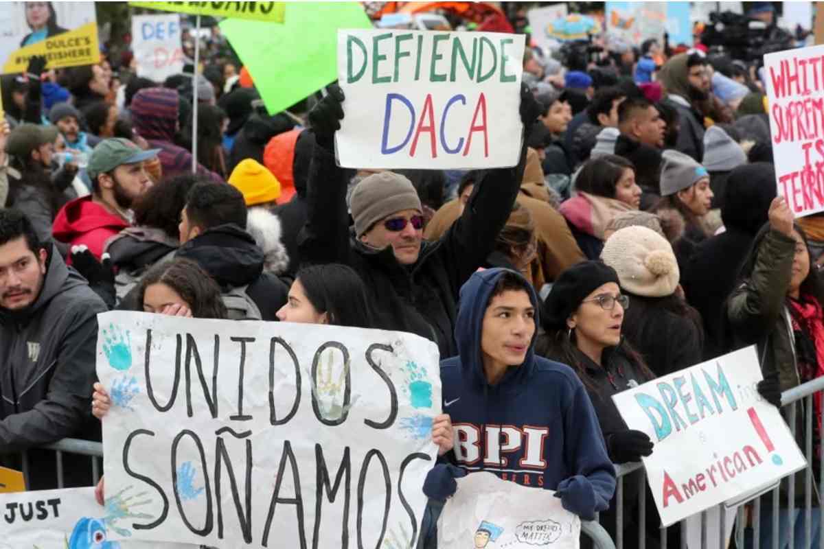 5 pasos que debes seguir si tu renovación de DACA se retrasa. | Foto: Voz de América.