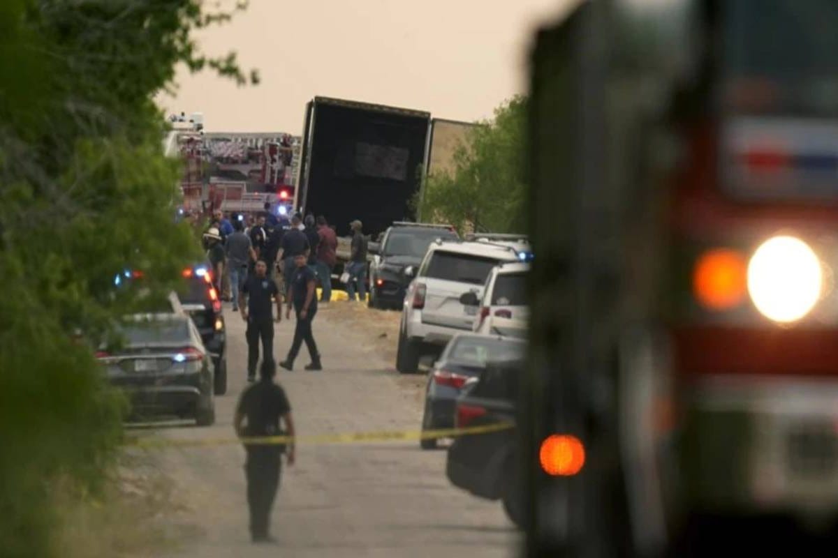 Los coyotes que trasportaban a los migrantes en el trailer sabían que el aire acondicionado no funcionaba, a llegar a San Antonio, varias personas habían muerto. | Foto: AP / Voz de América / Eric Gay.