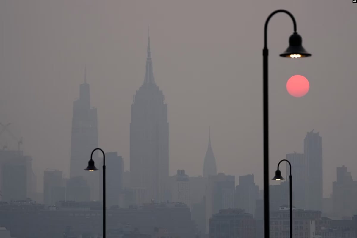 Debido a los incendios, el cielo de Nueva York tiene un color ocre y amarillento. | Foto: AP / Voz de América