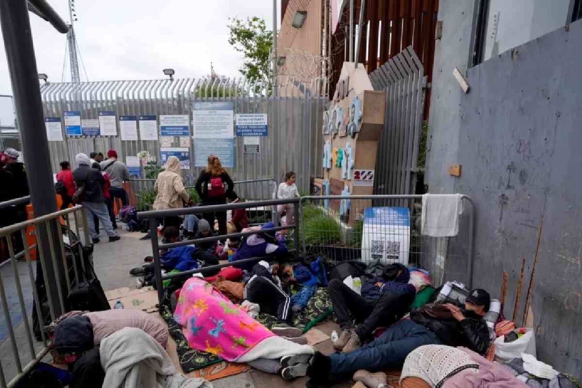 Estados Undos también abrirá centros de procesamiento en Costa Rica. En la foto, Solicitantes de asilo acampan cerca de la entrada peatonal del puerto de entrada de San Isidro. | Foto: Voz de América.