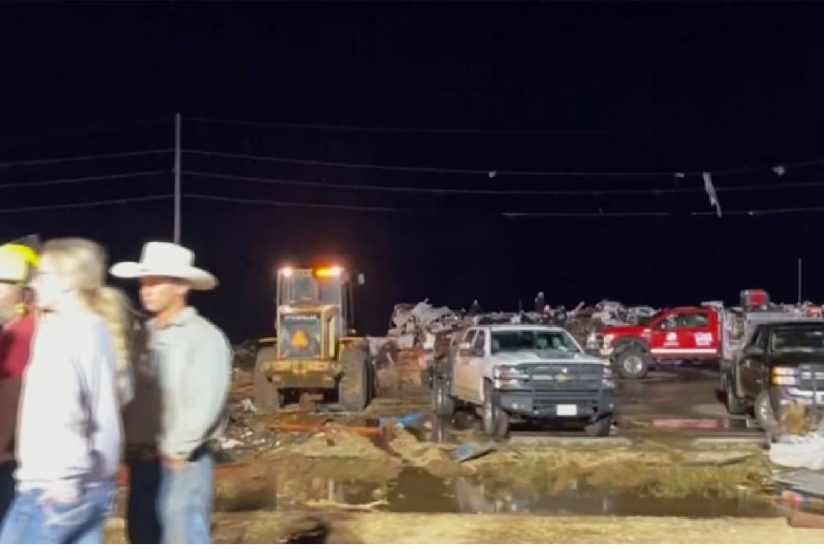El tornado en Matador Texas dejó sin luz a cientos de personas y 20 inmuebles destruidos | Foto: Imagen de un video proporcionada por KAMC/KLBK para Voz de América