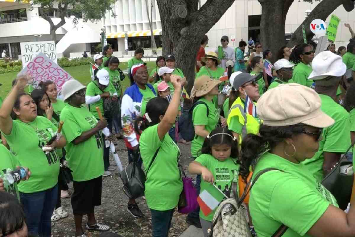 Aproximadamente 300 empleadas del hogar indocumentadas marcharon el fin de semana contra la ley antiinmigrante de Florida. | Foto: Voz de América.