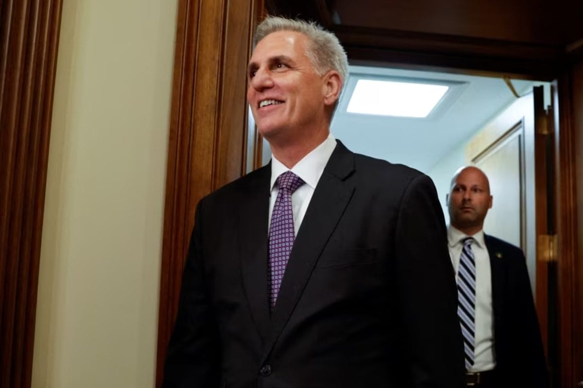 Kevin McCarthy, presidente de la Cámara de Representantes, después de que se aprobara el aumento del techo de la deuda en las votaciones del 31 de mayo de 2023. | Foto: Voz de América.