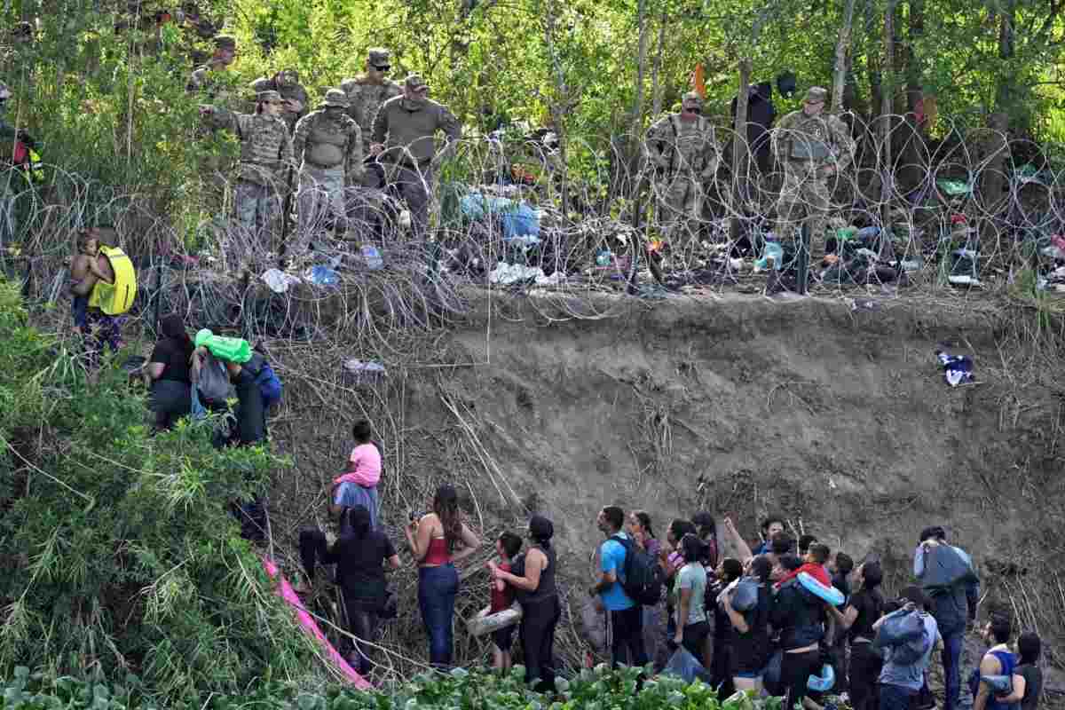 Los migrantes que cruzaron el río Bravo son detenidos por miembros de la Guardia Nacional de EEUU | Foto: AFP / Voz de América