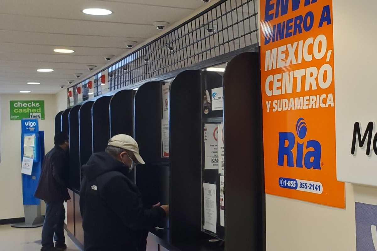 México y la región norte de Centroamérica son los mayores receptores de remesas enviadas por sus sus trabajadores emigrantes radicados la mayoría en en Estados Unidos. | Foto: Voz de América