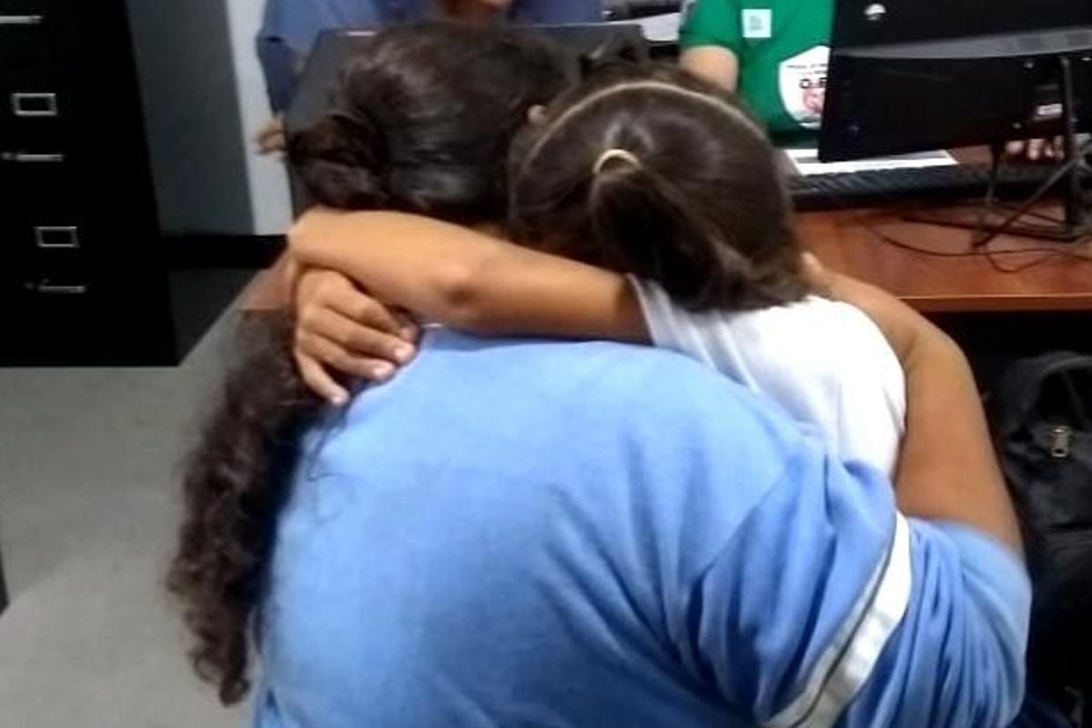 Tras reunirse con su niña, la mujer hondureña dijo que no continuará con su viaje a Estados Unidos. | Foto: Instituto Nacional de Migración