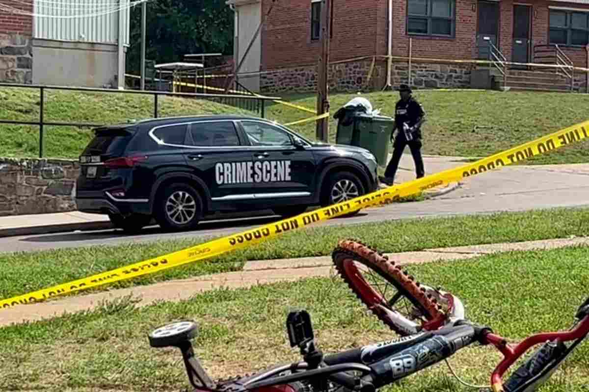 Un oficial de policía pasa frente a la bicicleta de un niño después de un tiroteo masivo en la escena de una fiesta del fin de semana festivo del 4 de julio en Baltimore, Maryland. | Foto: Voz de América / Reuterd