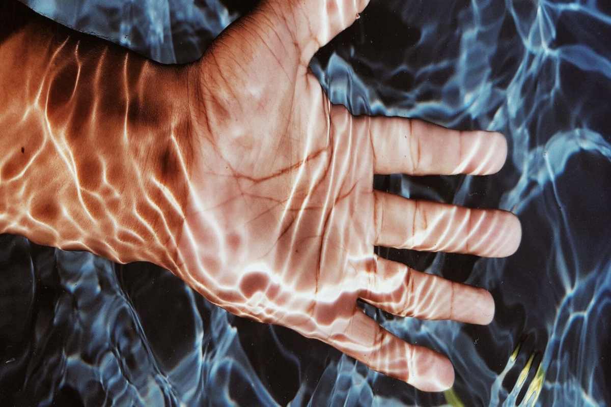 Qué sabemos del por qué se nos arrugan los dedos cuando estamos mucho tiempo en el agua
