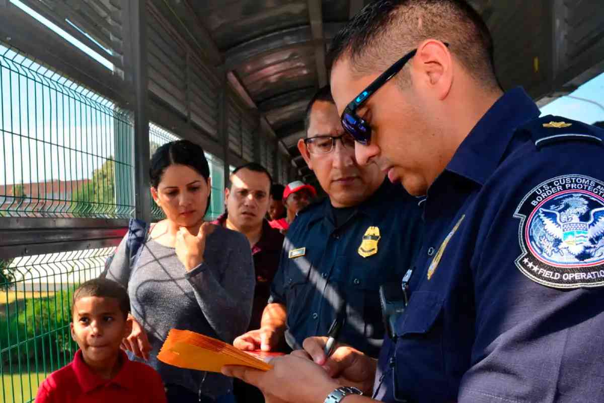 Los migrantes que presenten documentos falsos en la frontera se pueden ganar un castigo de por vida. | Foto: Voz de América / AP